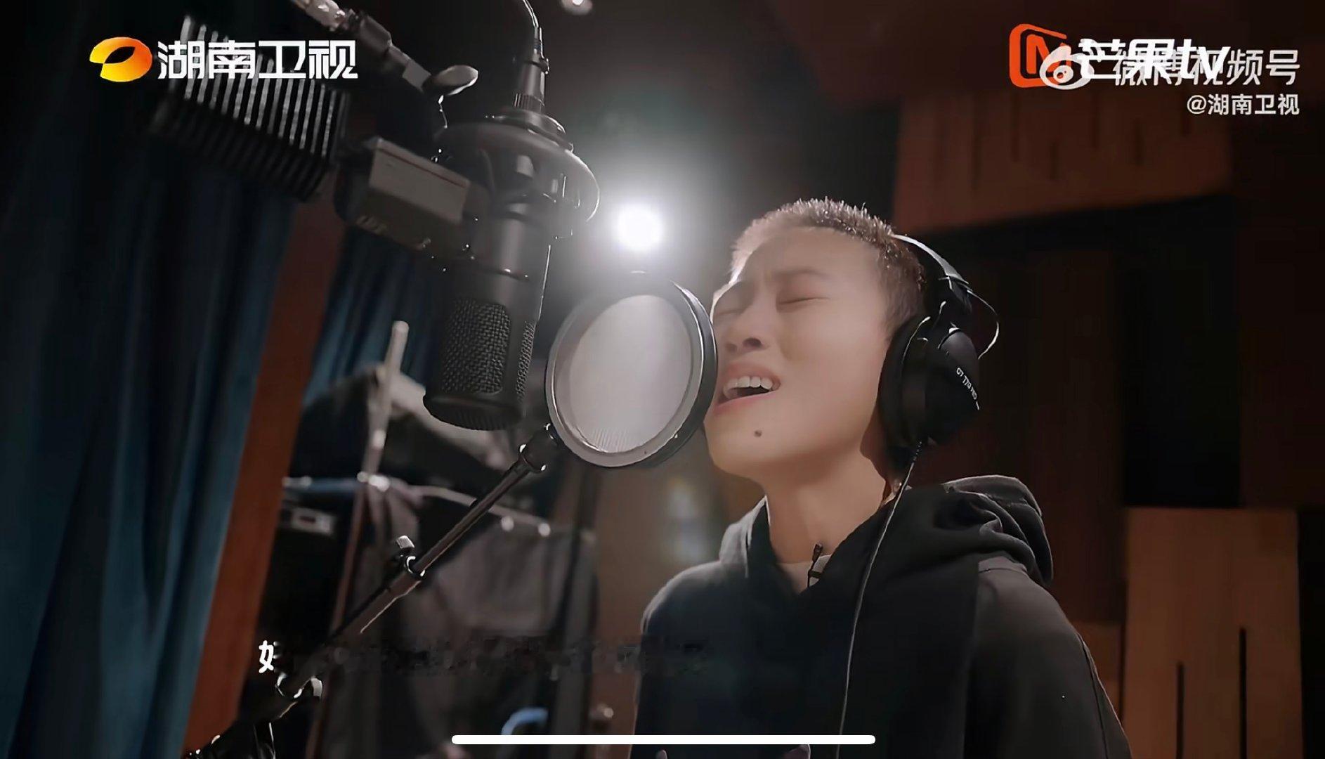 歌手直播窦靖童说父母是我生命中的一个课题看淡周遭纷杂言论，拥有独属于自己清醒通透