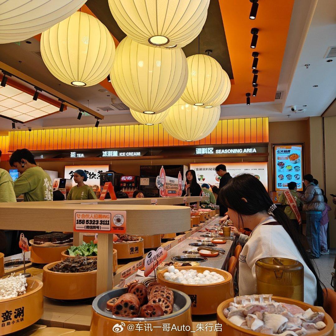 朋友们中午好呀今天11点才起床差点就要饿死了赶紧整了个小火锅吃吃今天又是吃吃喝喝