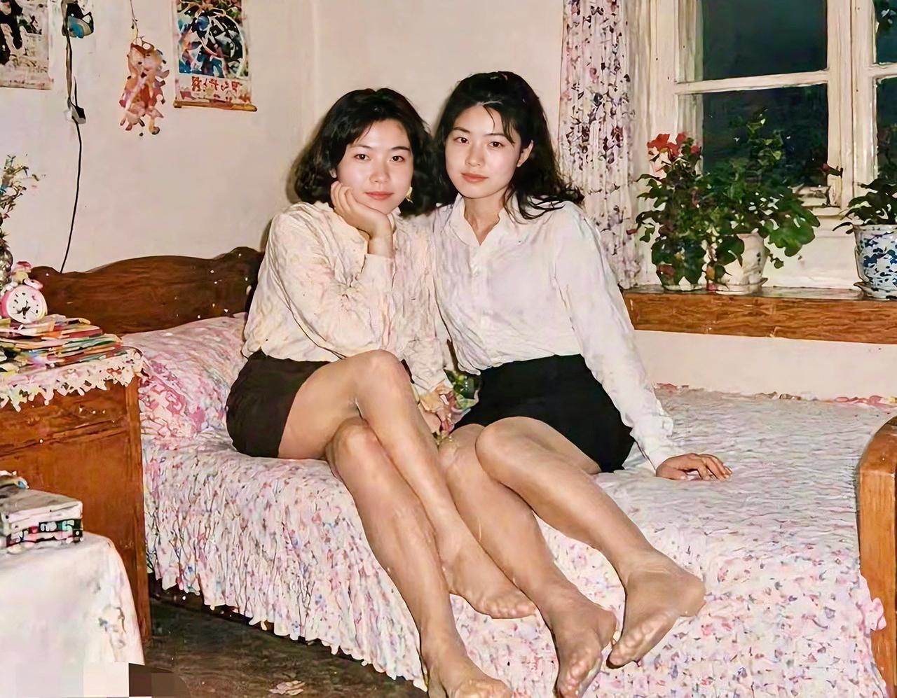 80年代，这是东北一个小县城一对姐妹.
这家庭条件在当年属于什么水平！
