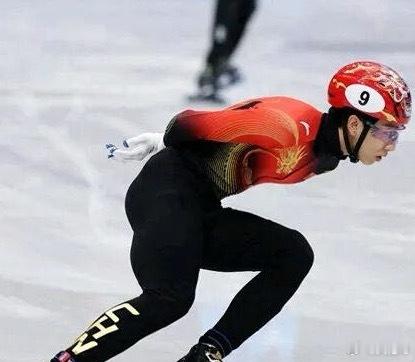 英国选手撞倒孙龙刘少昂孙龙膝盖流血太惨烈了，短道速滑确实是非常惊险的项目，看得让