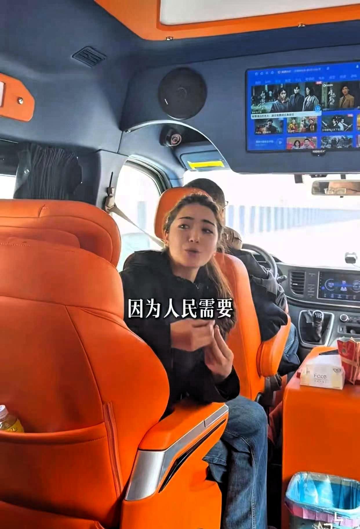 一位新疆的美女导游，她在给台湾同胞介绍天山胜利隧道时是这么说的！
 
导游是南疆