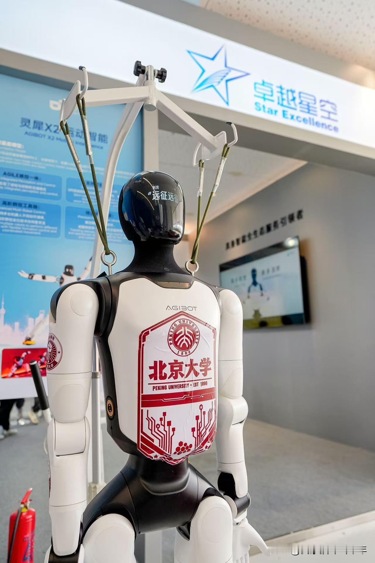纵观赛道发展，不少企业陷入非此即彼的困局：全力冲击技术指标，就难以兼顾规模化落地