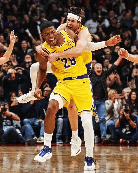 八村塁3分绝杀投中！
詹姆斯送出助攻，而他这次助攻，是无私呢？还是不敢投呢？
那