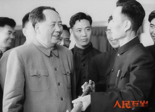 中午看了《人民万岁》画面技术⭐⭐⭐⭐⭐（修复得特别好）声乐情怀⭐⭐⭐⭐⭐（综合体