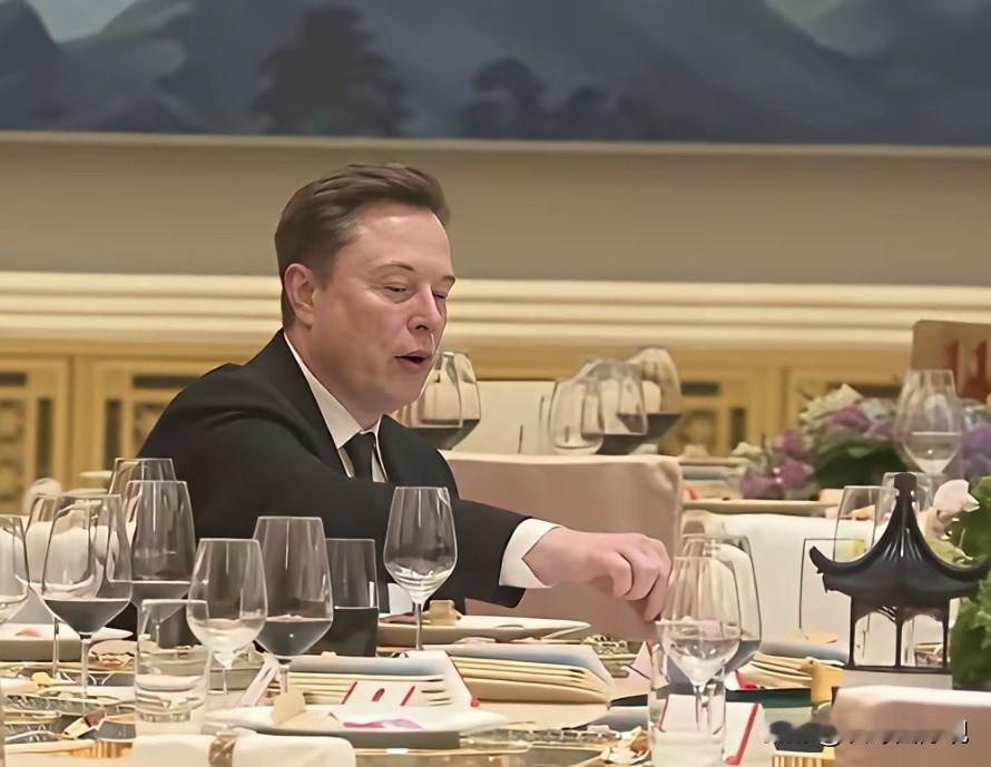 马斯克干脆一直没离餐桌！
中国美食的吸引力。
马斯克见到国宴美食，
硬是没有控制
