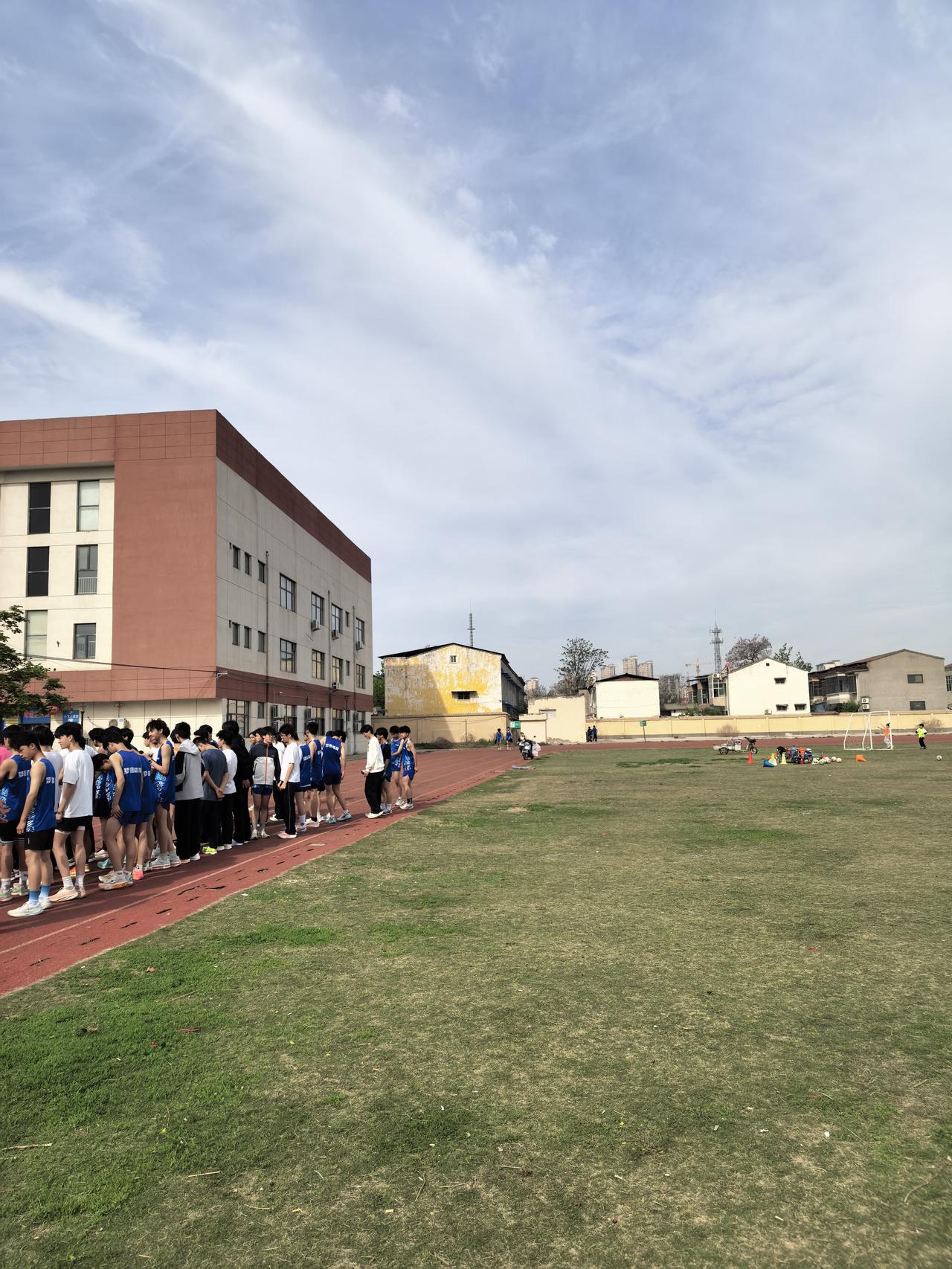 知子莫若父，这场跟儿子的赌约，还是我赢了。

今天上午，陪着儿子去体育场测试1千