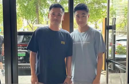 天呐！30岁何猷君南宁现身，清爽得像大学生，人气爆棚！
家人们呐，最近娱乐圈那可