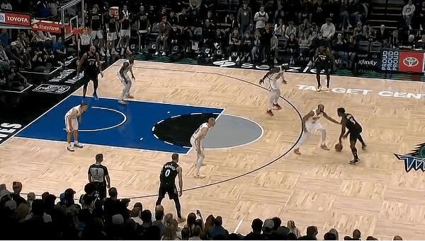 失误变绝杀，华子这球太硬气了！
在今天NBA常规赛森林狼与凯尔特人的第四节比赛最