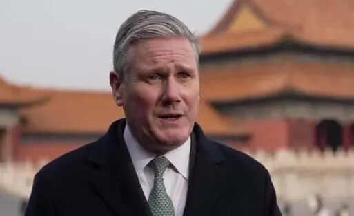 英国首相斯塔默近日在北京表示，此次访华是为全面了解中国，他引用了盲人摸象的中国寓