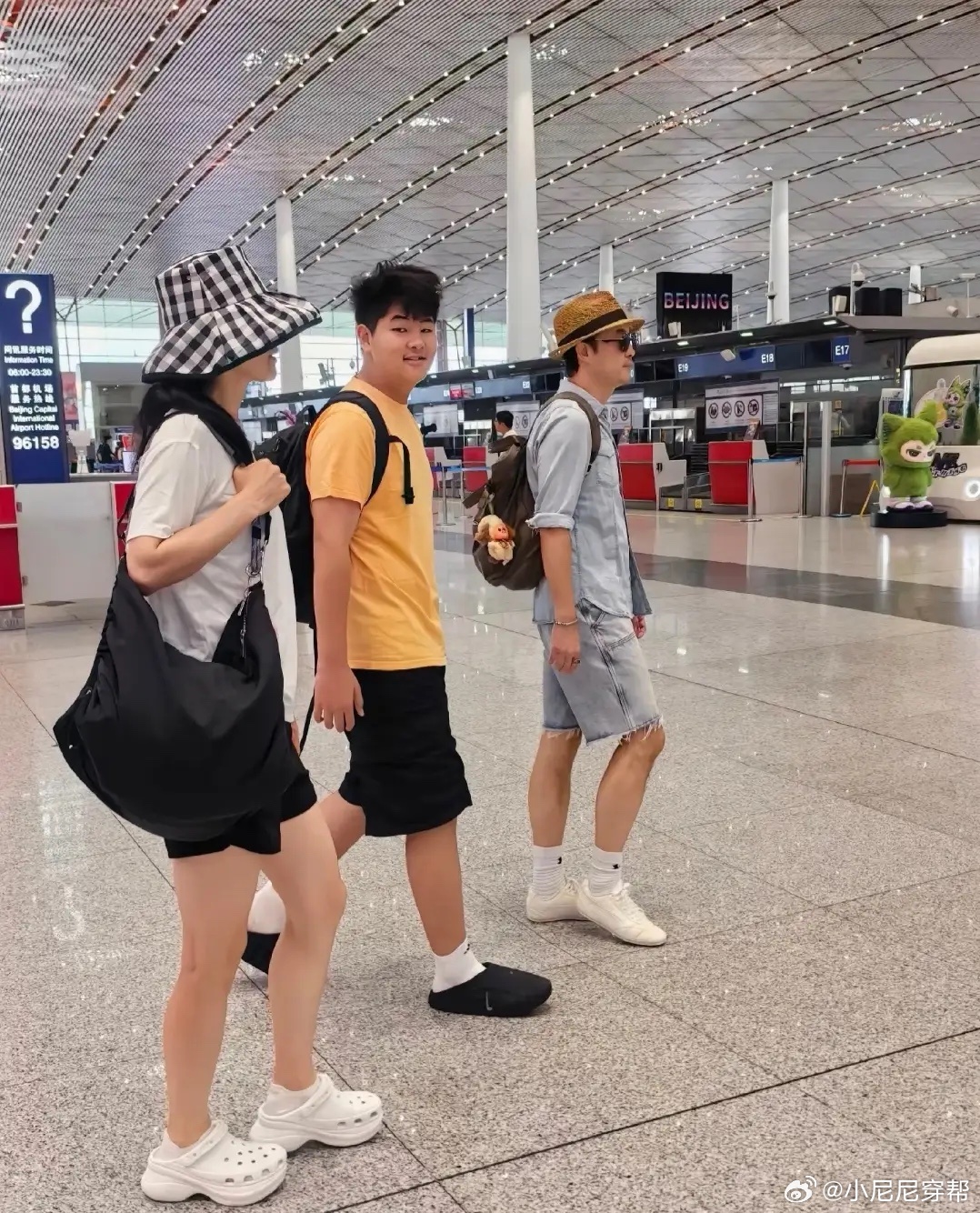 胡可、沙溢与小儿子小鱼儿一起现身北京国际机场，小鱼儿体态不是很好，个子很高但有点