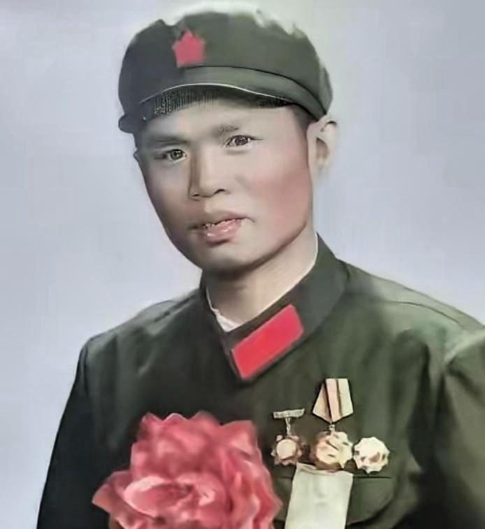 1982年，排长龙洪春做出一件震动全团的抉择：执意要娶刚刚刑满释放的女工王莜春。