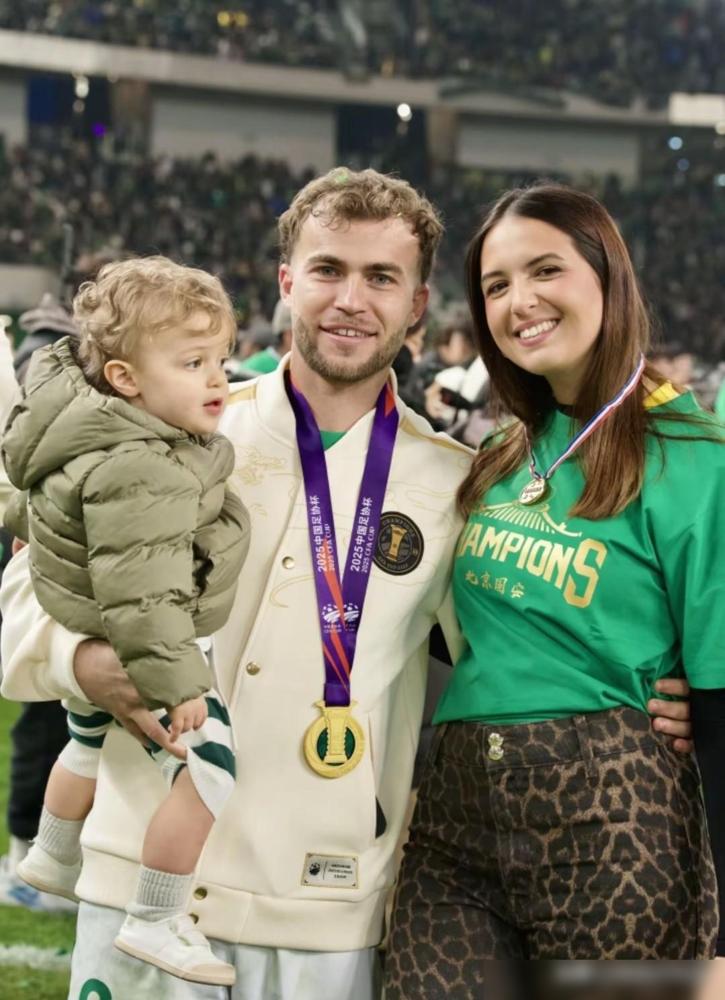 北京国安惊艳太太团共庆捧杯！足协杯决赛当晚，北京国安队的外援表现出色，为捧杯立下