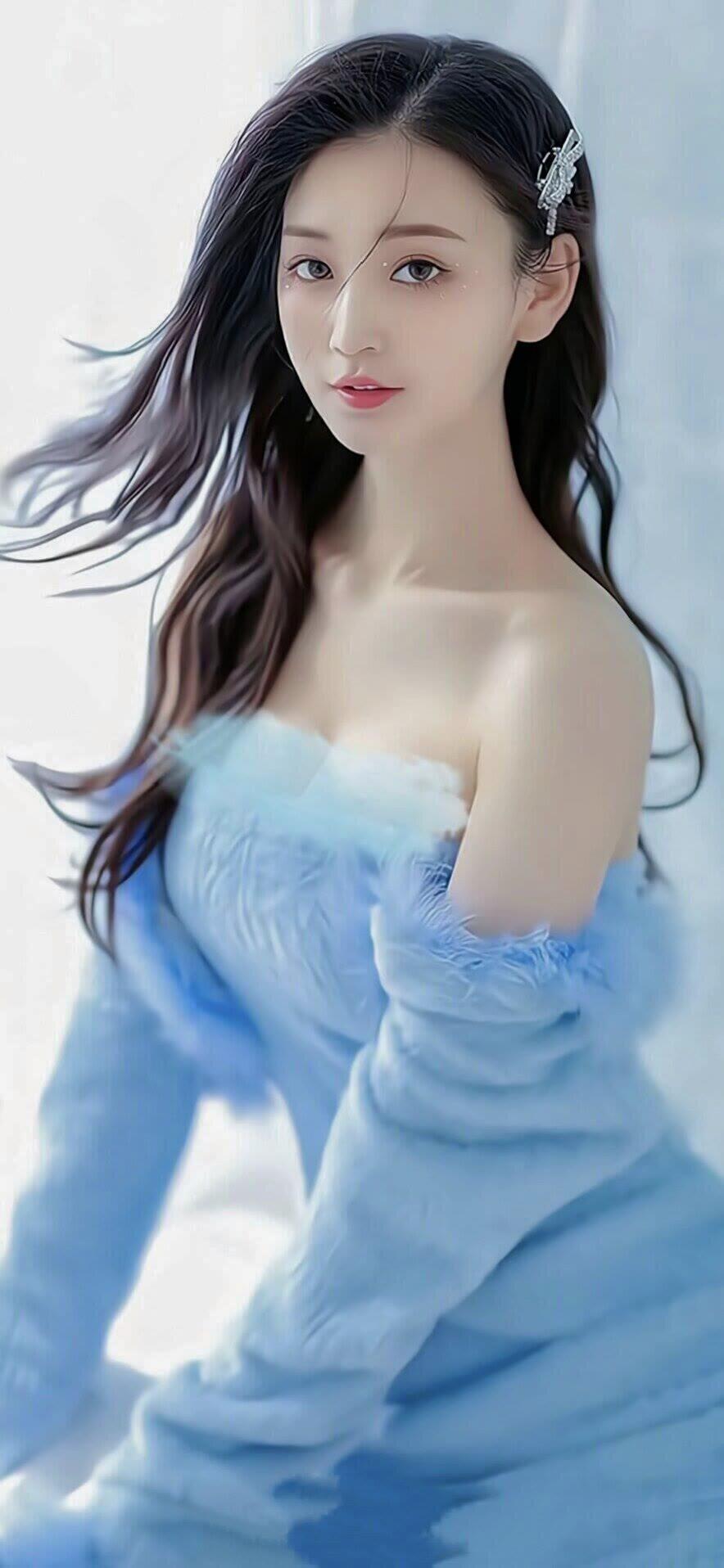 梦幻蓝裙少女，优雅动人，宛如童话中的公主。