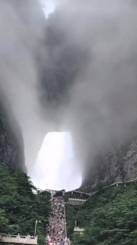 [助威彩旗]云雾缭绕的仙境，徒步登顶的壮丽之旅！🏔️🌨️