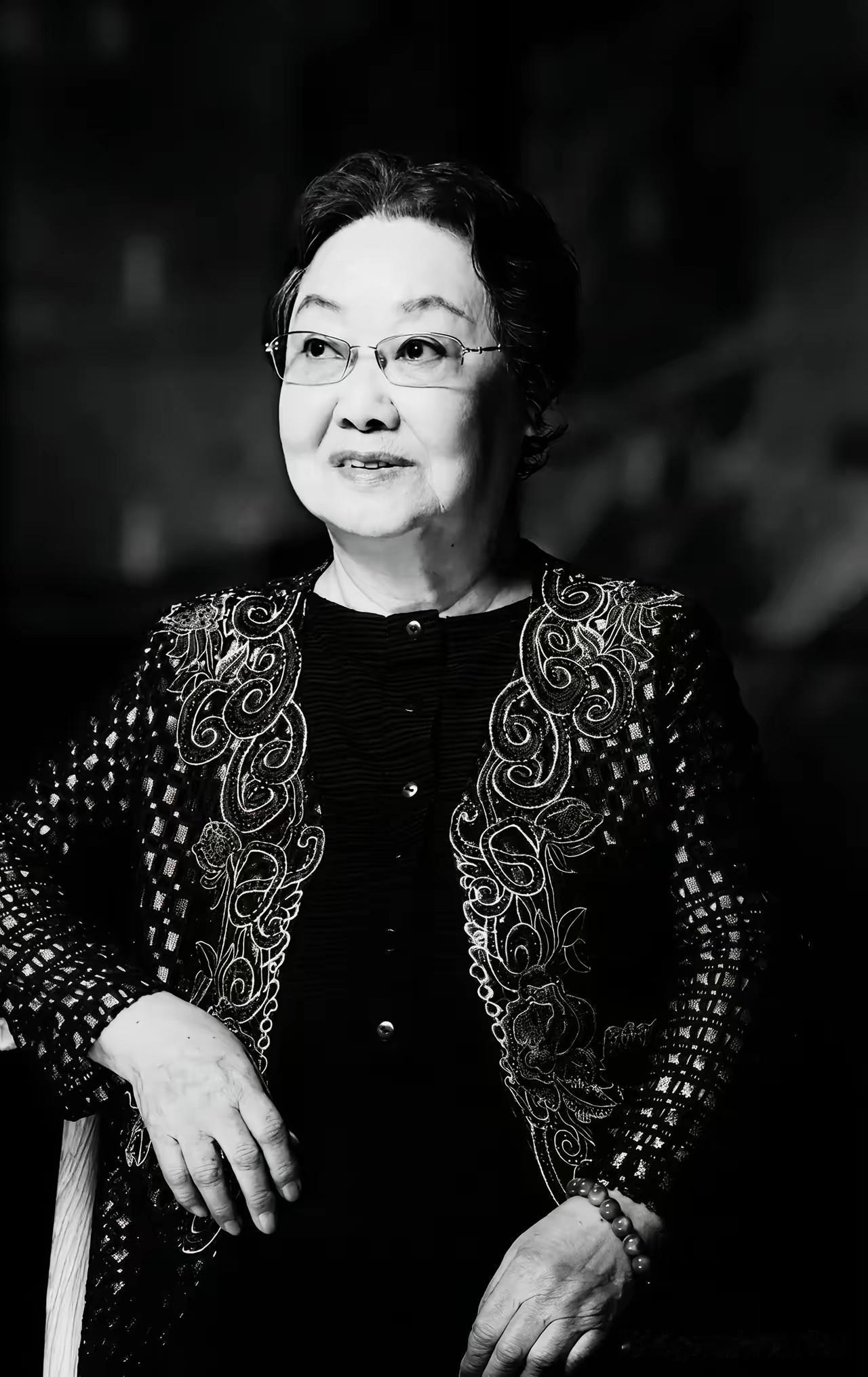 差距太大了，
一目了然。
郭兰英老师这一走，把当下某些所谓歌手的遮羞布，一把就给