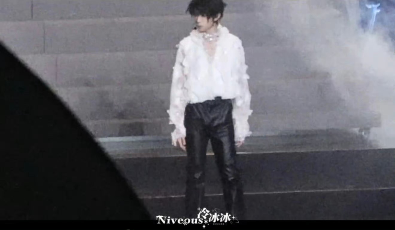 投王橹杰皮裤 皮裤造型真的违和感拉满！少年的清爽利落被完全掩盖，诉求妆造组优化调