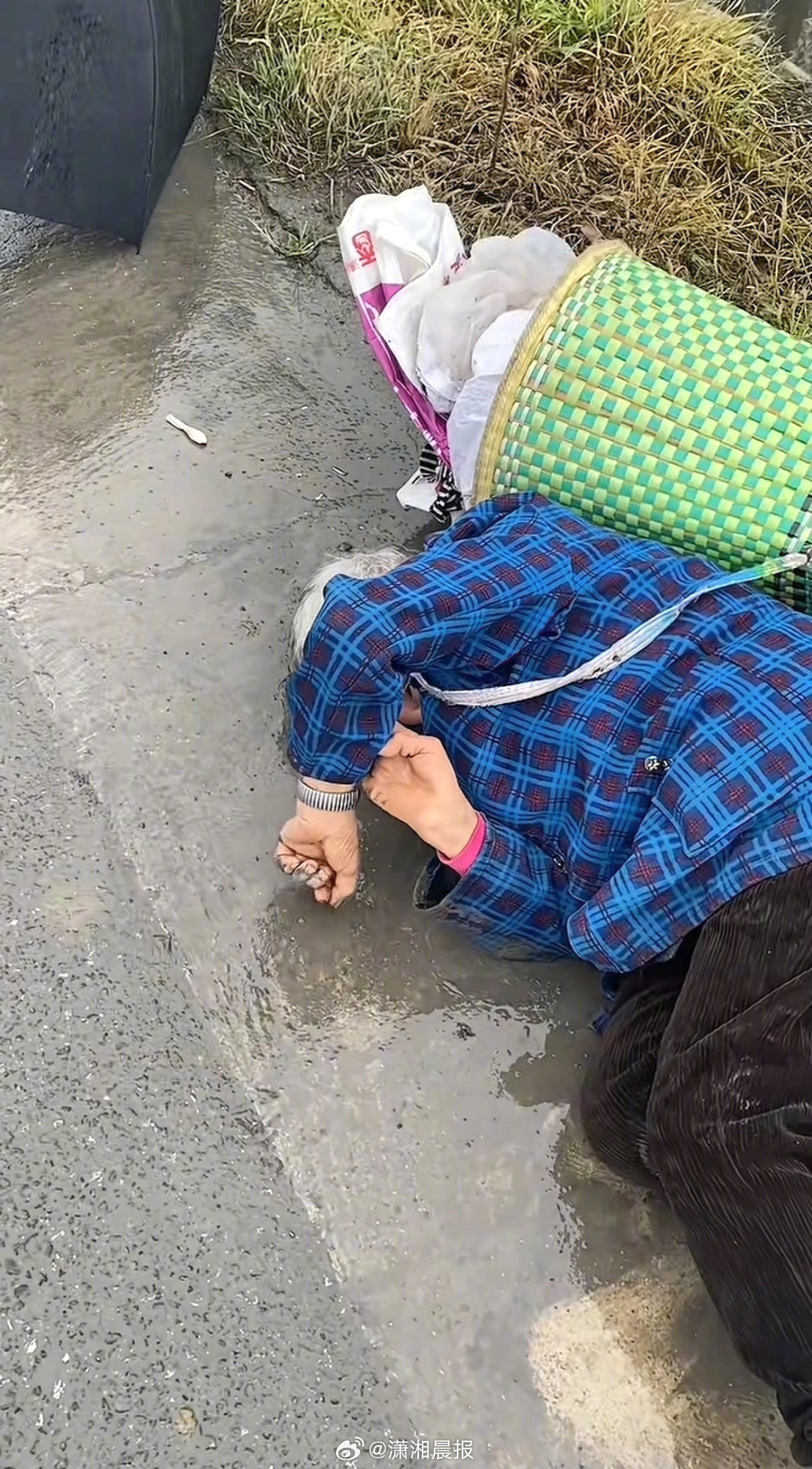 【#87岁老太被撞骨裂71岁肇事者被找到#，#老太被撞骨裂家属称不追究逃逸责任#