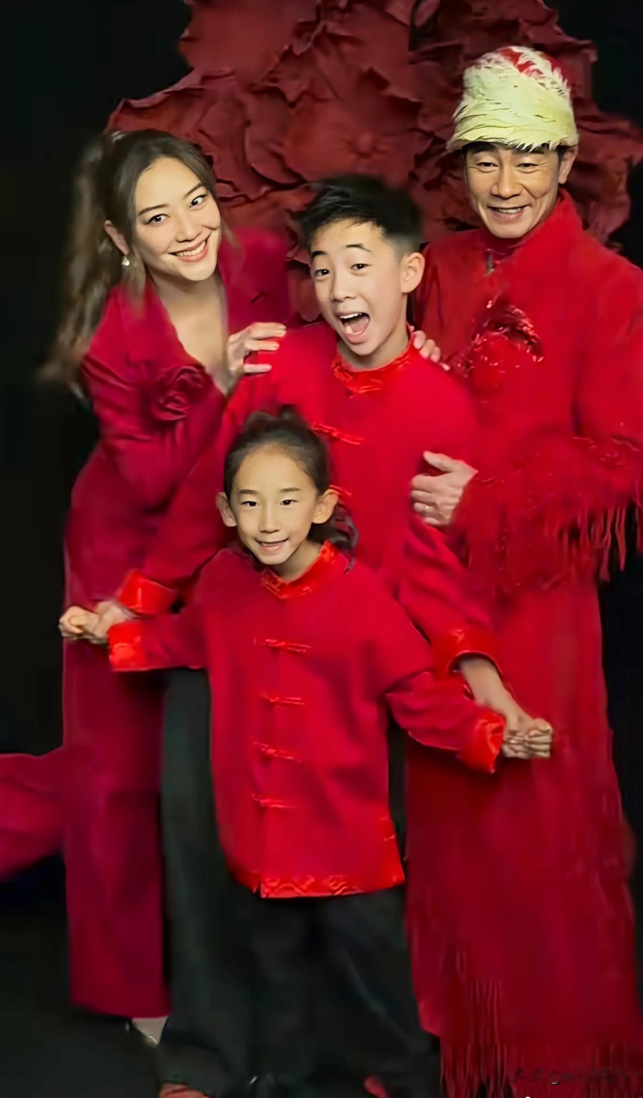 应采儿新年晒全家福，一家子穿搭红红火火的，好应景啊，红气养人！
一家子的颜值担当