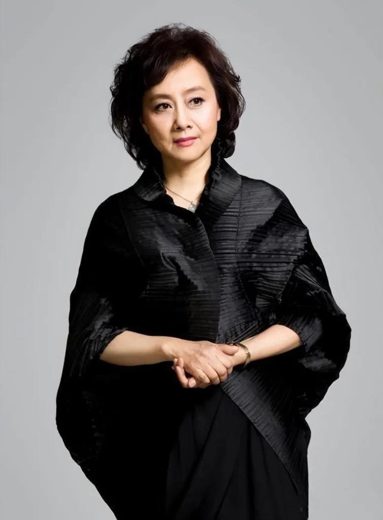 历经坎坷终获幸福
在38年的婚姻生活中，丈夫的呵护让她依旧气质优雅。
她曾在《金