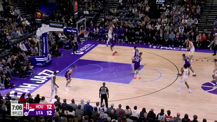 火箭超级球星杜兰特不愧是当今联盟的单打王！在今天进行的火箭和爵士的比赛中，当时比