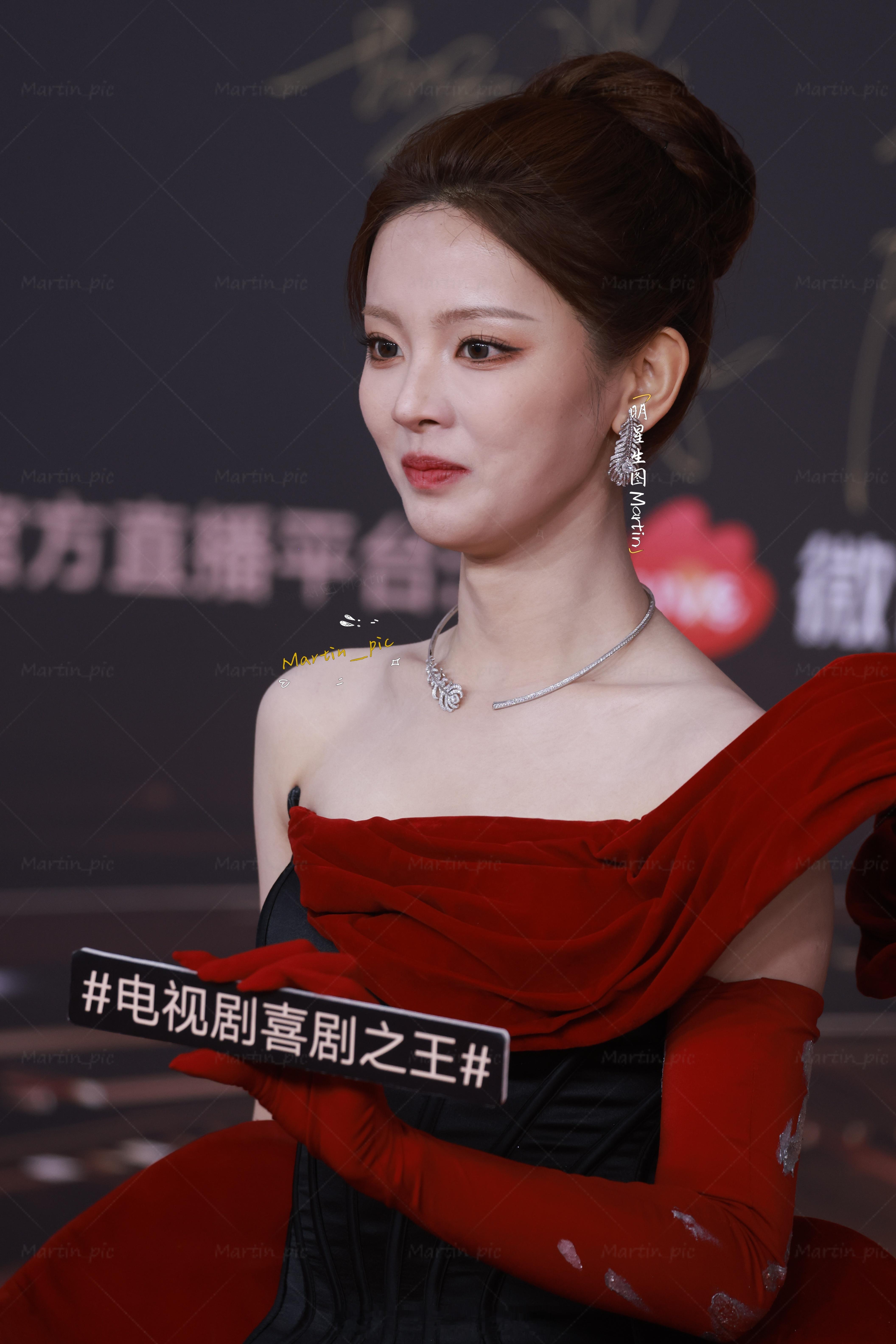 杨超越[超话] 杨超越微博视界大会红毯生图太难为超越妹妹了 但还是成功酷起来[羞