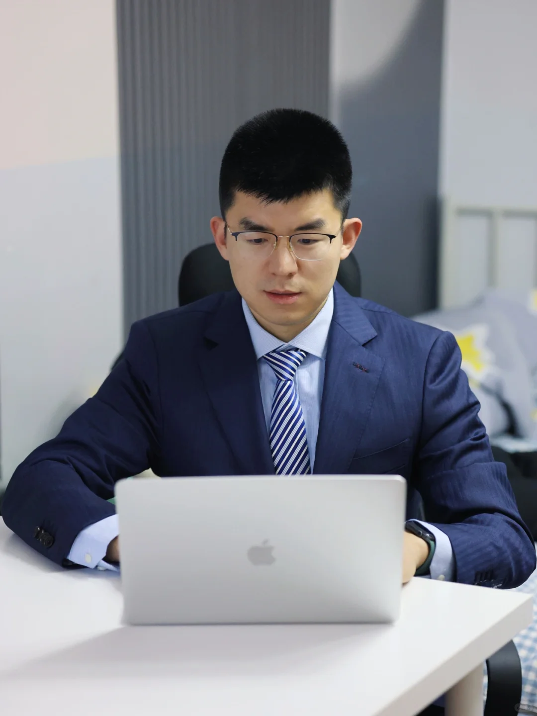 将头发梳成大人模样，穿上一身帅气西装