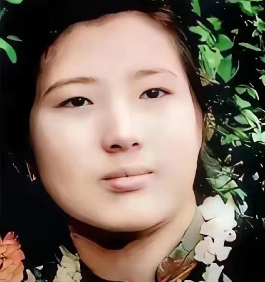 1955年，武汉女大学生吴明珠，放弃了城里的工作，趁父母不注意，连夜逃往新疆，父