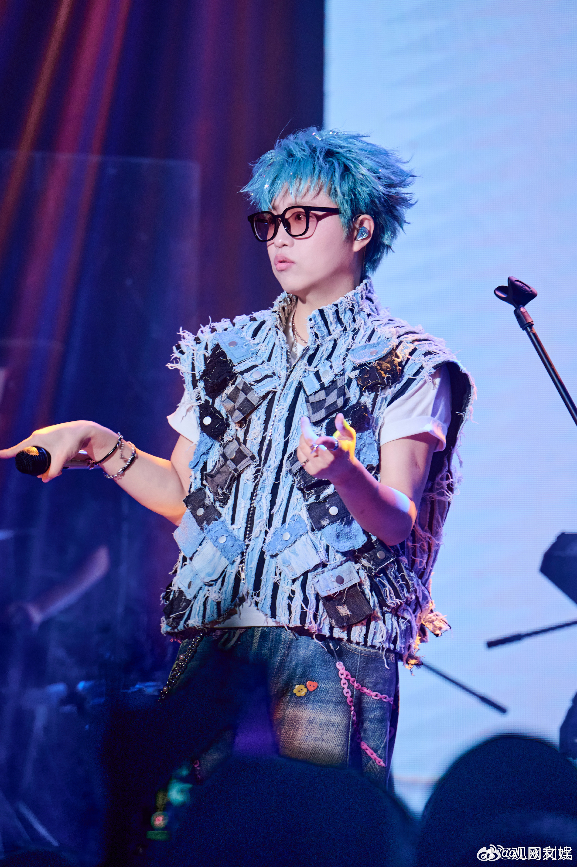 LBI利比发文控诉环球音乐跳楼机原唱实在是忍不下去了3月30日，《跳楼机》原唱发