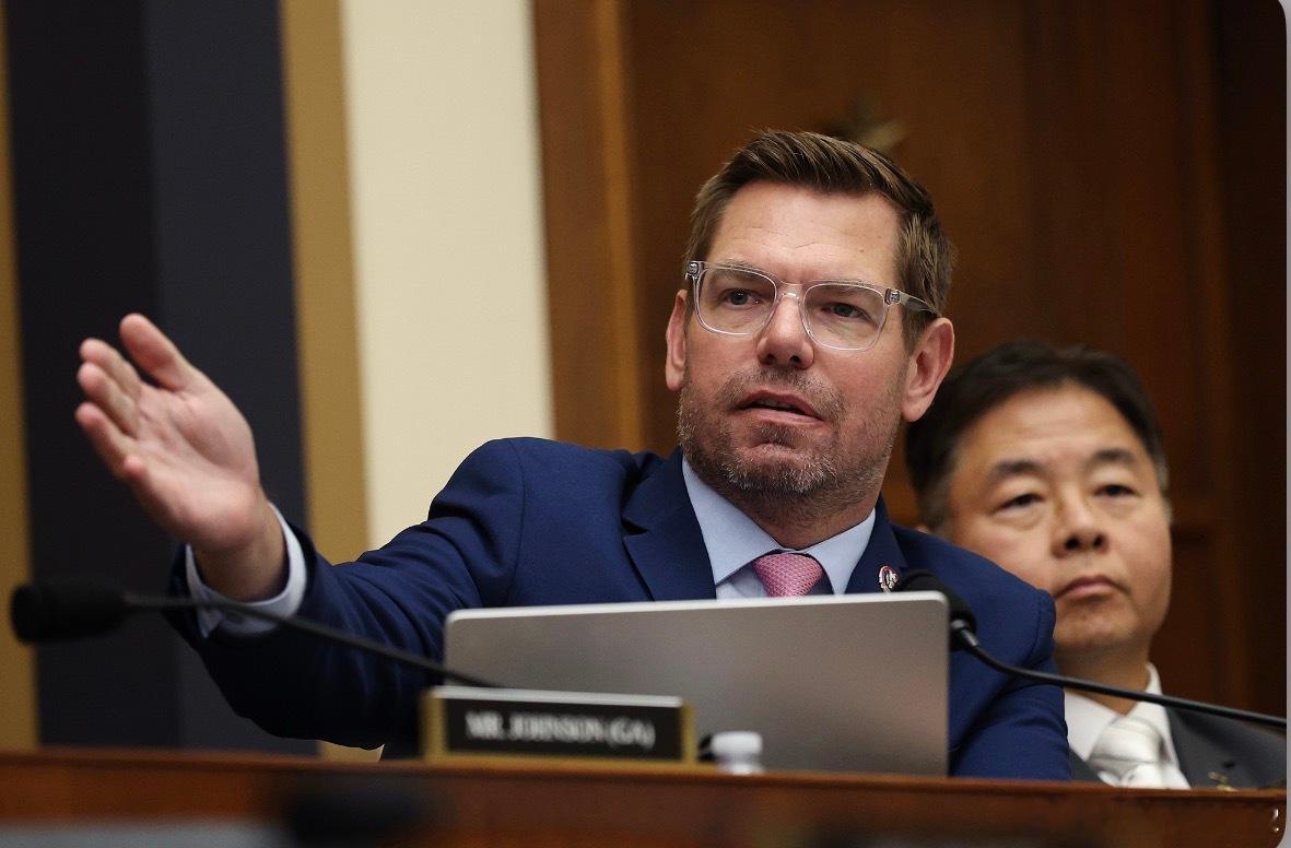 截至2026年4月12日，埃里克·斯瓦尔韦尔被曝光多名曾为其工作过的女性指控其性