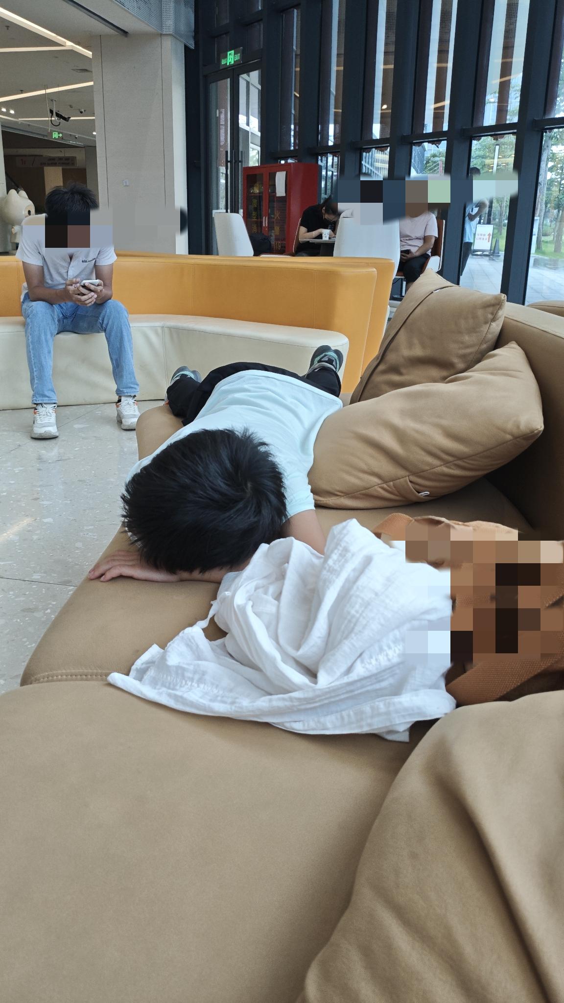 今天带孩子跑医院，不只是身体疲惫，看着大把大把的钱流这样出去，心里不免有点有滴血