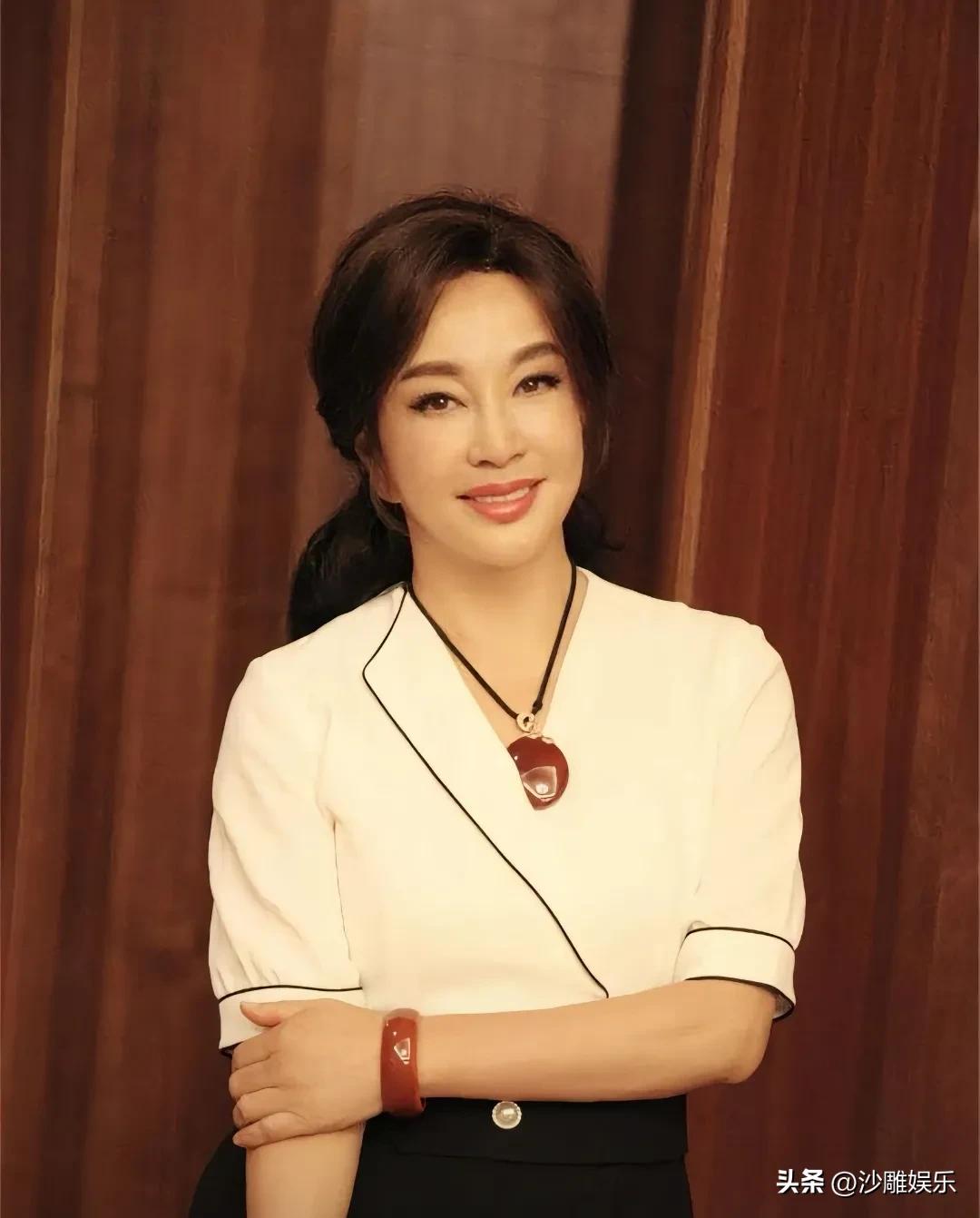 刘晓庆，让很多人自愧不如！

4月1日晚上，娱乐圈又炸了！这回不是因为什么狗血八