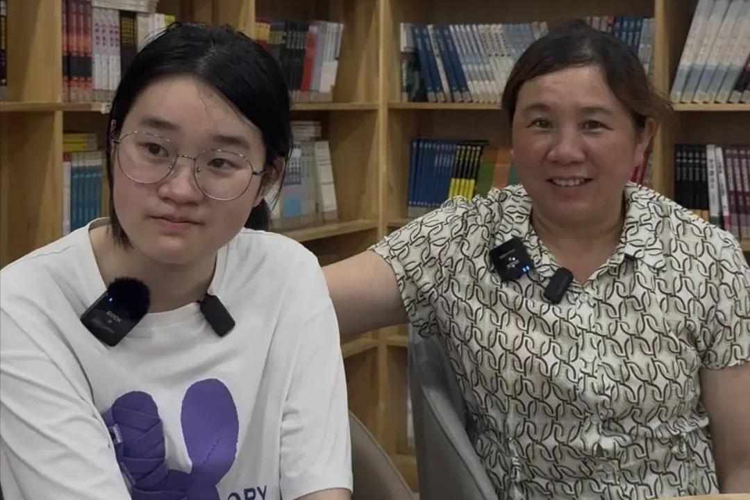 四川单亲妈妈工地扛钢管供女儿读书，高考出分日查不到具体分数，分数被屏蔽，母女相拥