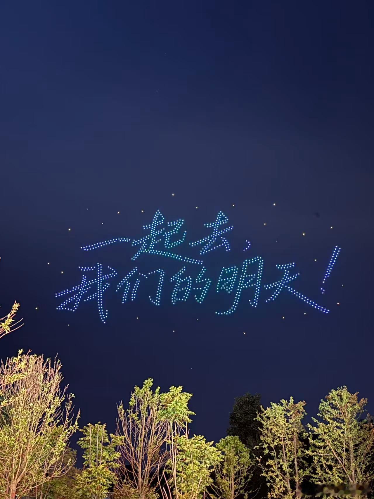 鹿晗gapday音乐节全方位用心彩排时听见场外还有大批等候的粉丝，直接示意打开音