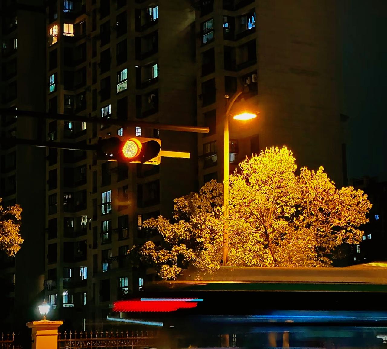 人多到中年失业，要善良多做善事。那年冬夜，一根火腿肠救了我。加完班的深夜，我买了