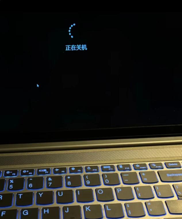 凌晨一点，关掉办公室最后一盏灯，终于能歇口气。收工！祝大家周末愉快，好好充电，下