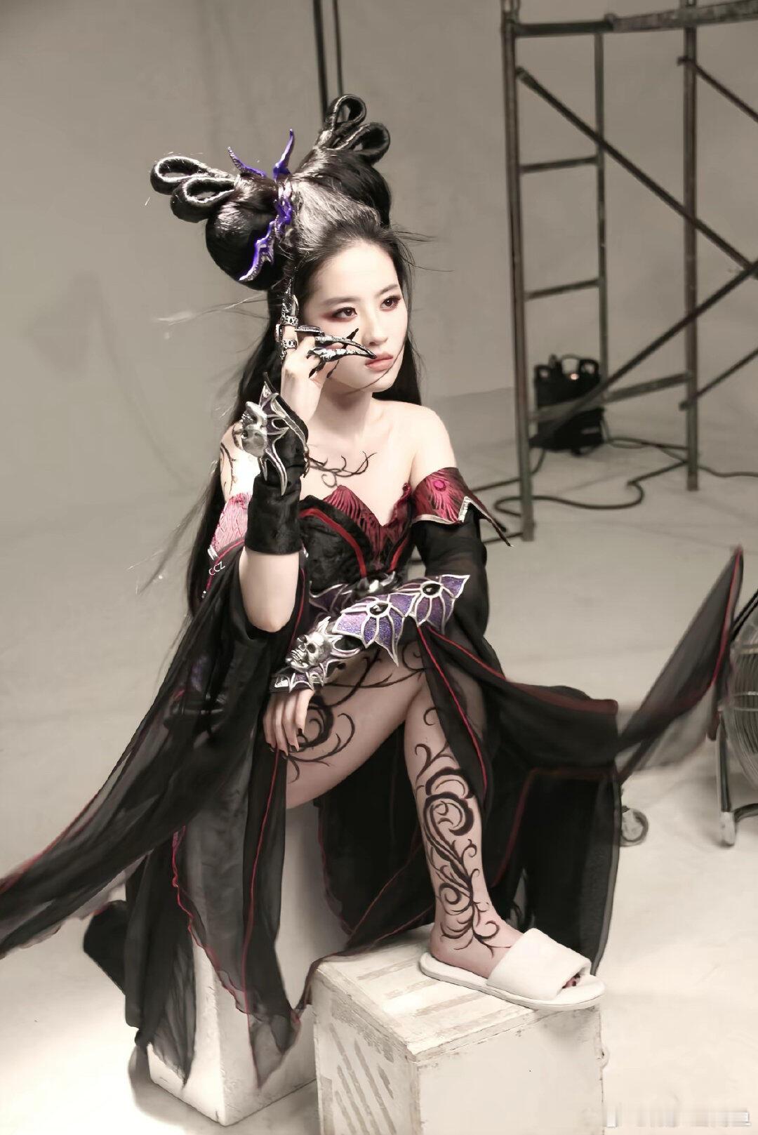 刘亦菲代言倩女幽魂造型，美的让人忘了她穿的拖鞋 