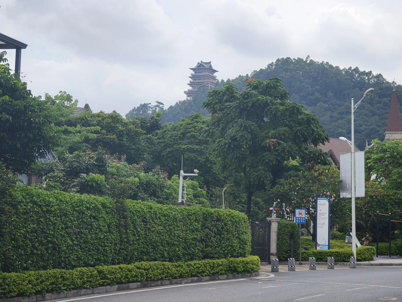 我每星期都会去登一到两次展旗峰，上到峰顶在展旗楼旁边买一杯咖啡，真是人生中的一种
