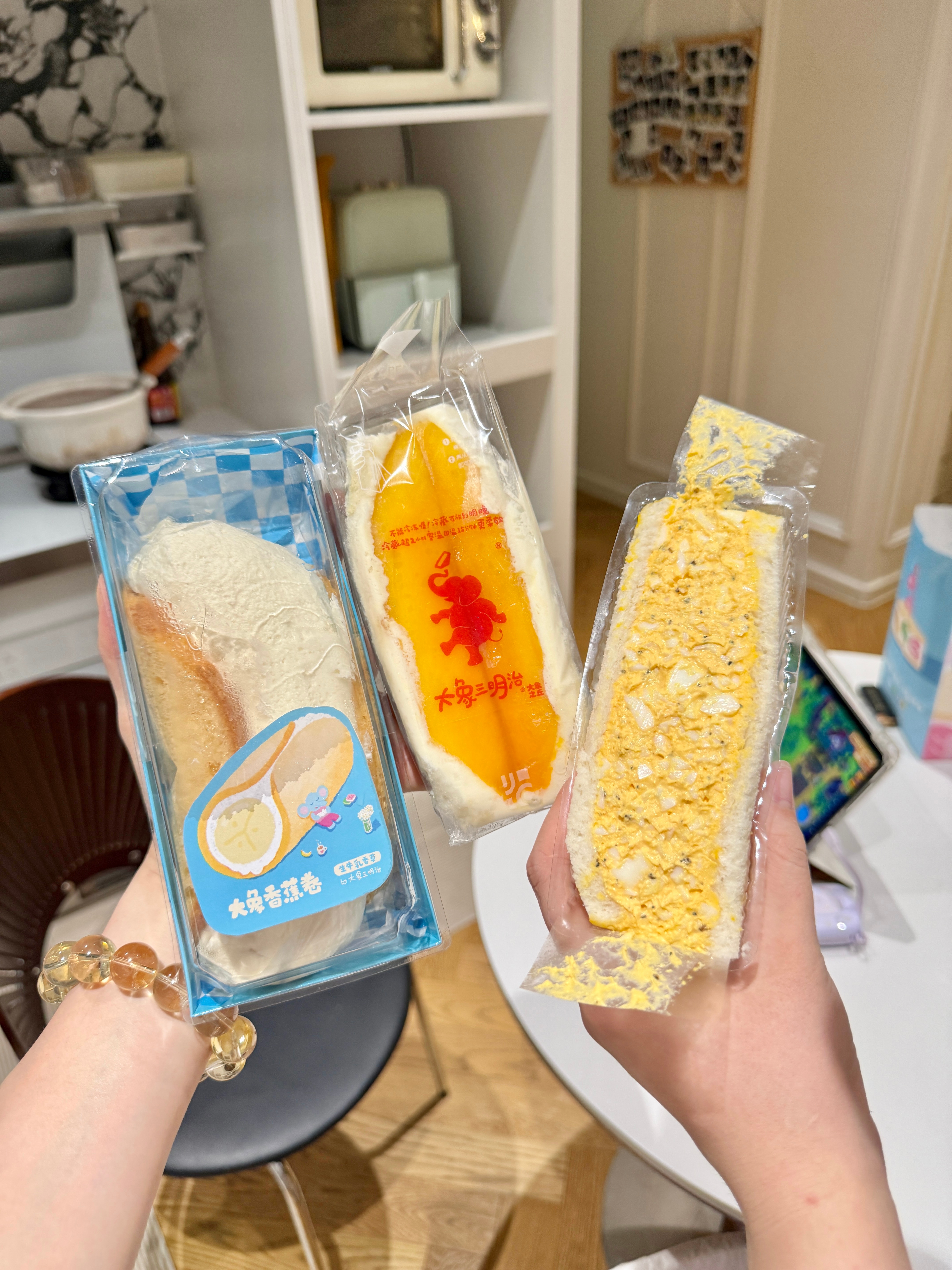 昨天在上海买的🐘大象三明治🥪奶油好多 芒果超大块！还有牛乳香蕉都非常美味！！