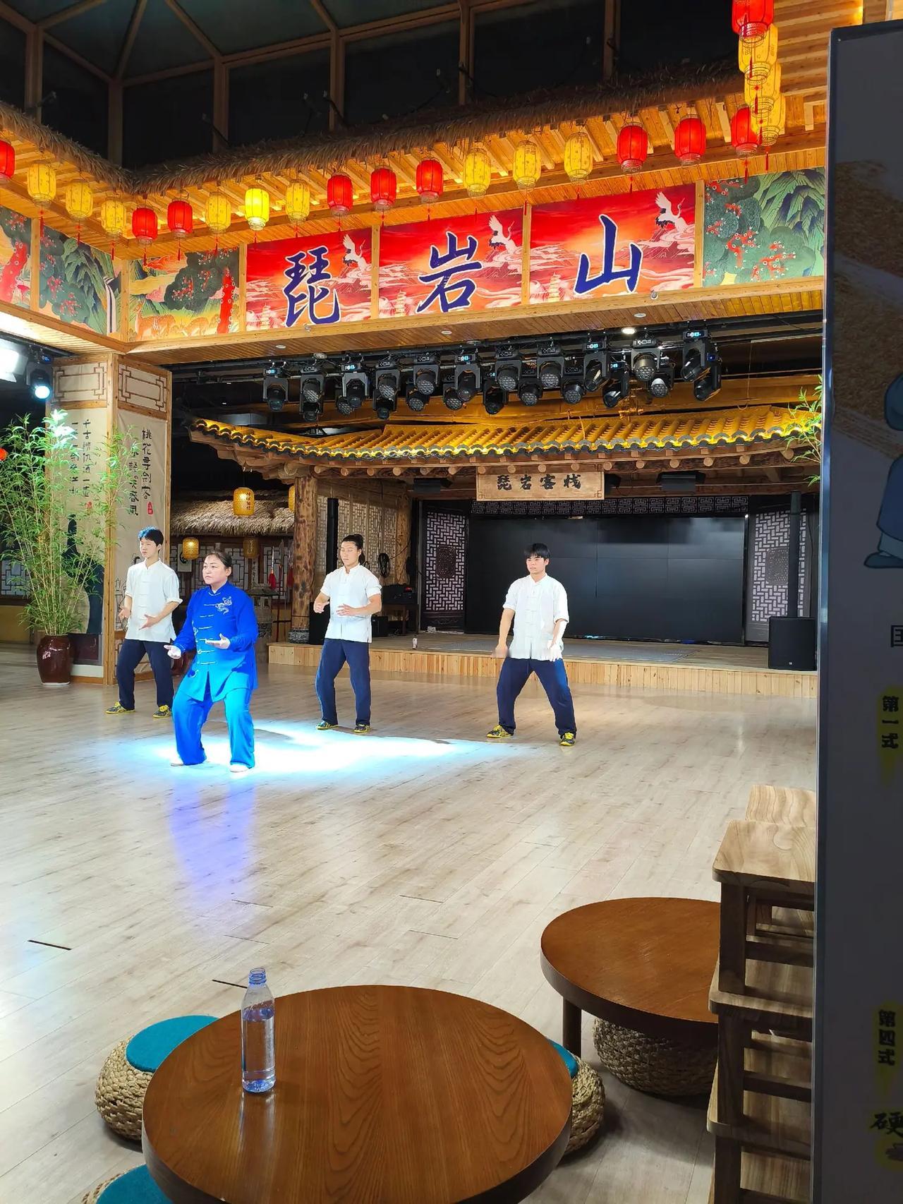 水秀山幽，延边龙井琵岩山温泉古村落是四A级景区，宜居宜游，室内外温泉别具特色，不