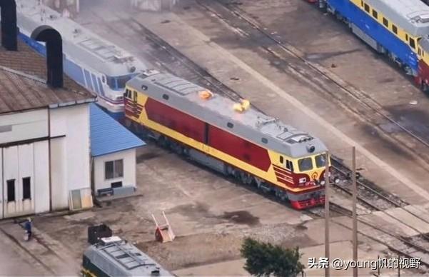 火车真的会喷火的。图中的地点貌似是在广西柳州的机车厂，一辆刚厂修完正在试车的东风