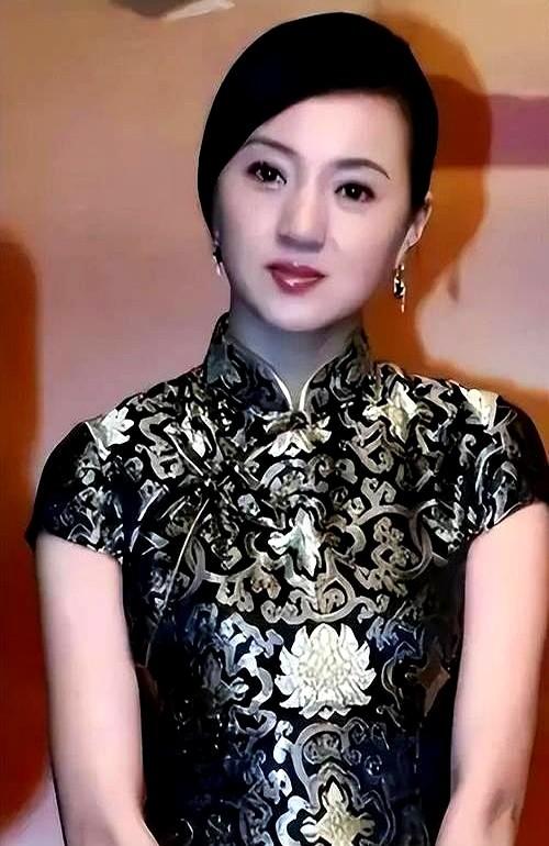 春晚舞台把无数演员推成“家喻户晓”，金玉婷却在最高光的2008年前后突然消失，十