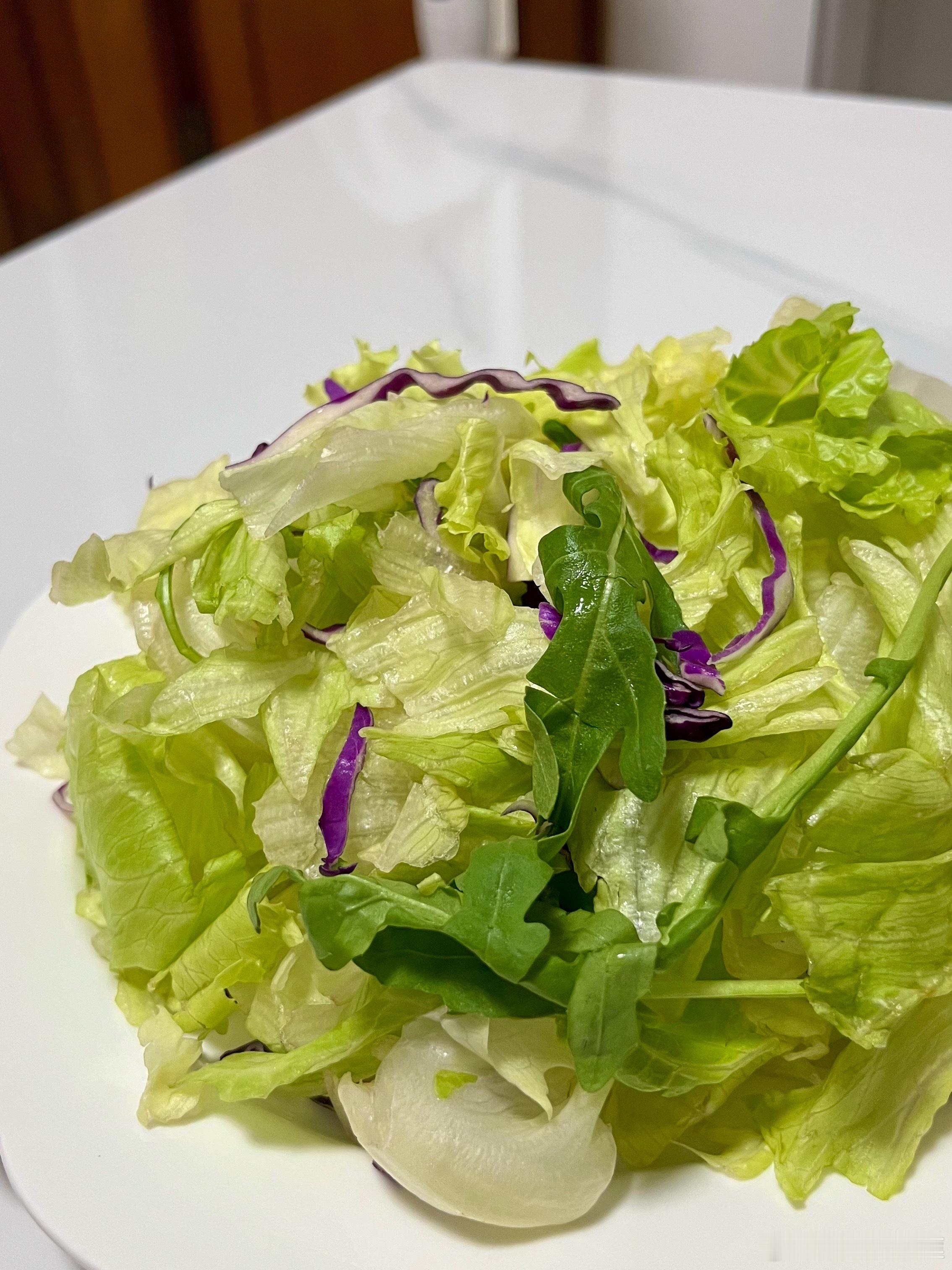晚餐：牛肉蔬菜煲，炖好的牛肉放了土豆、莲藕、金针菇、豆腐、腐竹、萝卜。再来个蔬菜