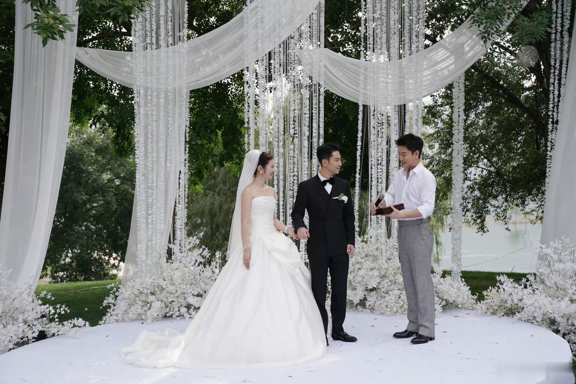 贾乃亮参加经纪人婚礼贾乃亮送车给经纪人当新婚礼物贾乃亮送经纪人结婚礼物是辆豪车谁