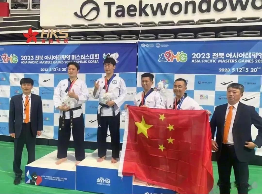 【台湾运动员在韩国获铜牌 颁奖台上他举起了五星红旗】5月15日，中国台湾的跆拳道