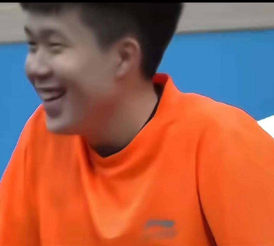 刷到王楚钦少年时期的旧照，心一下就软了。
 
十几岁的“幼头”，穿着亮橙色的T恤