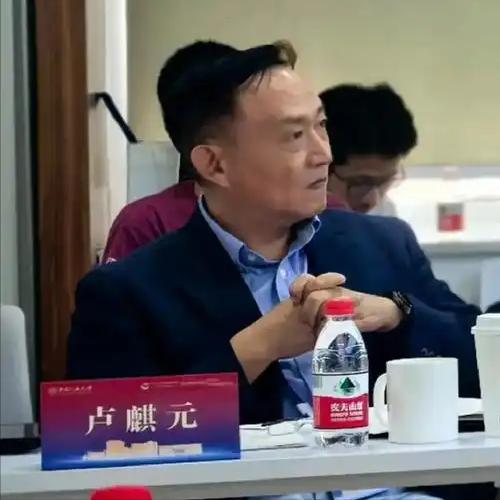 卢麒元发文爆出猛料：2015到2025这十年，咱们有10万亿美元资本悄悄流向了美