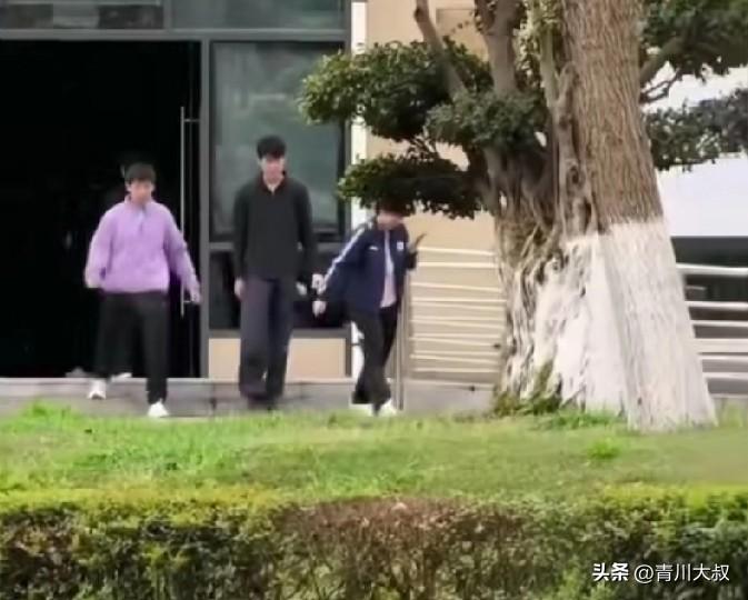 孙颖莎怎么了？腿怎么拖着走了？

王艺迪和孙颖莎在成都封训，
出门看到对面有人爬