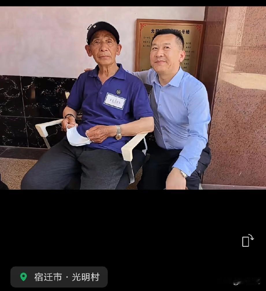 普通的老两口怎么生出了
这么有才华的明星儿子呢？
刘强东父亲：父爱如山。
东哥母