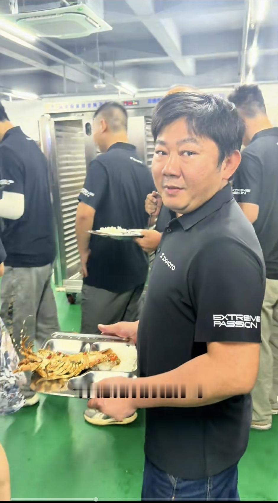 张雪豪掷10万买了1300只小青龙给员工加餐。公司群里通知，中午吃小青龙，过敏的