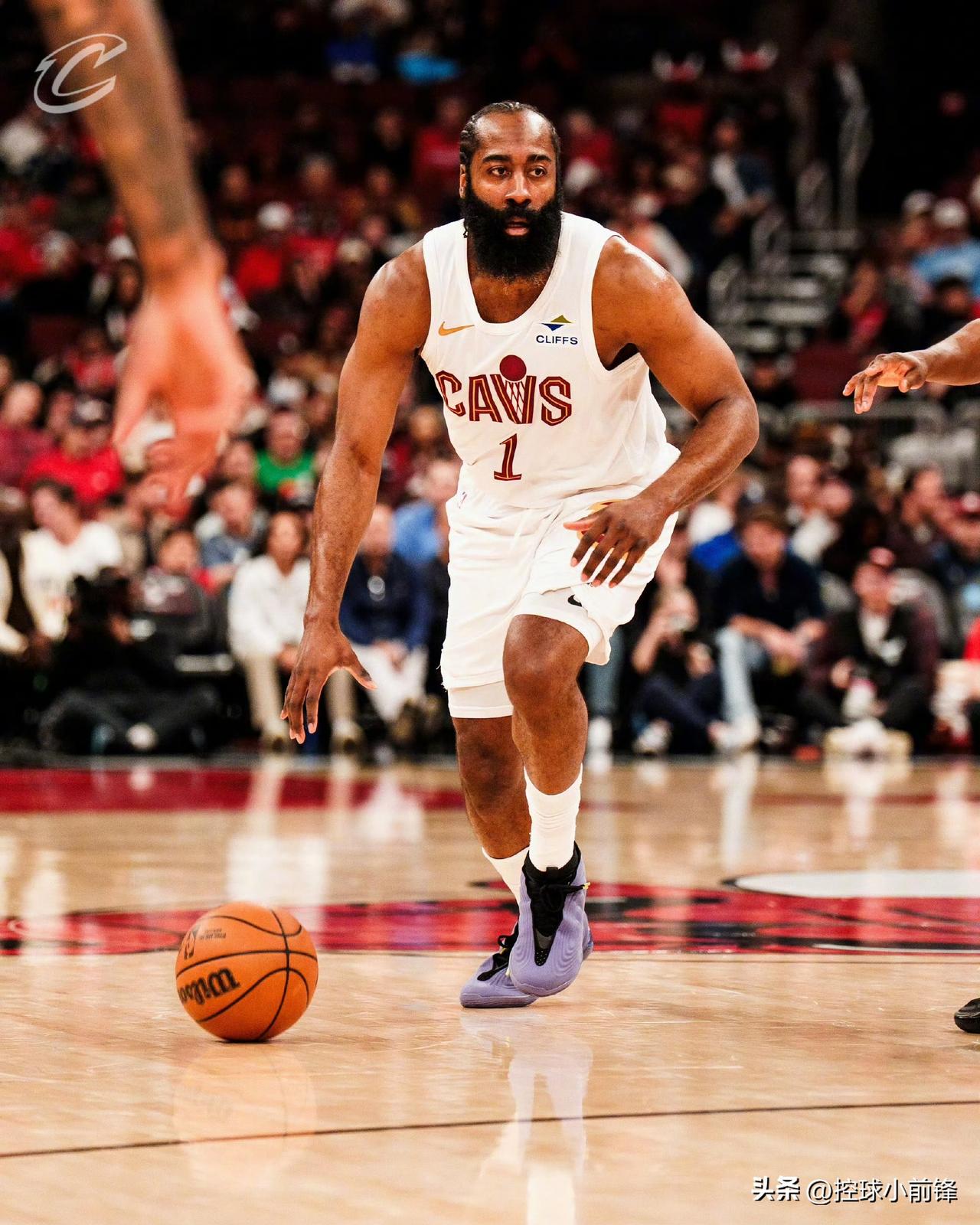 只有独眼的米切尔才能逼出了骑士版的最强哈登，自从哈登加盟骑士之后，主力阵容就基本